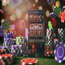 Dealer casino live membagikan kartu pada meja dengan latar pemain