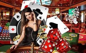 Dealer casino live membagikan kartu pada meja poker dengan latar pengunjung antusias